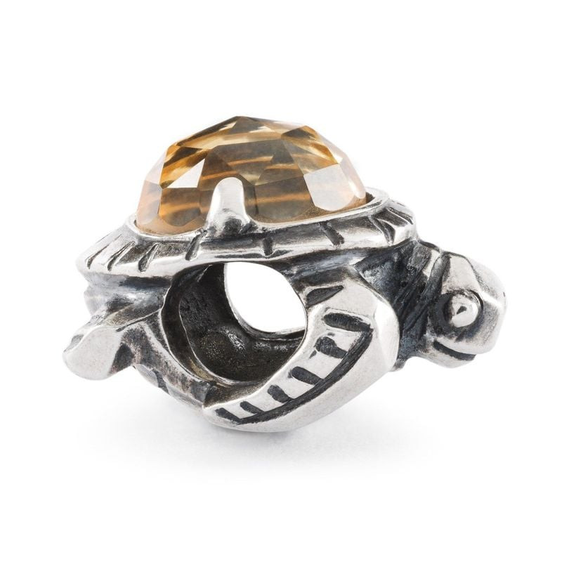 Vue inclinée de la perle Long Life Bead TROLLBEADS, dévoilant le savoir-faire de l'argent sterling e