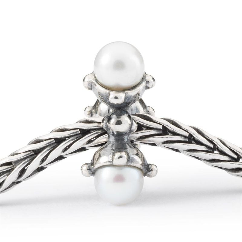 Charm TROLLBEADS Perle Fleurs présenté sur un bracelet en argent