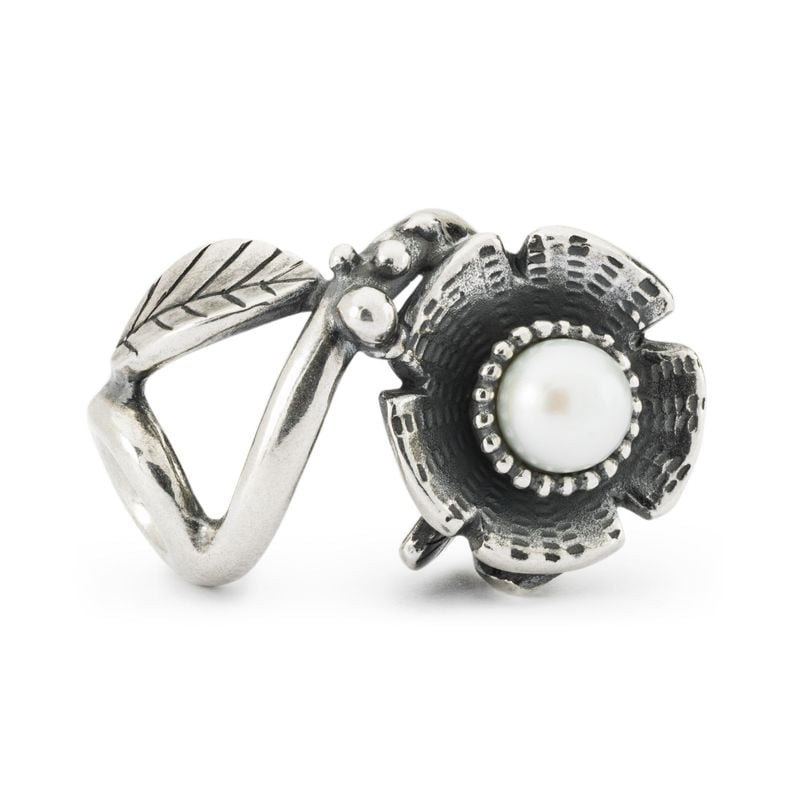 Perle Trollbeads Fleur Argenté en argent 925 avec perle nacrée centrale, photo packshot sur fond neu