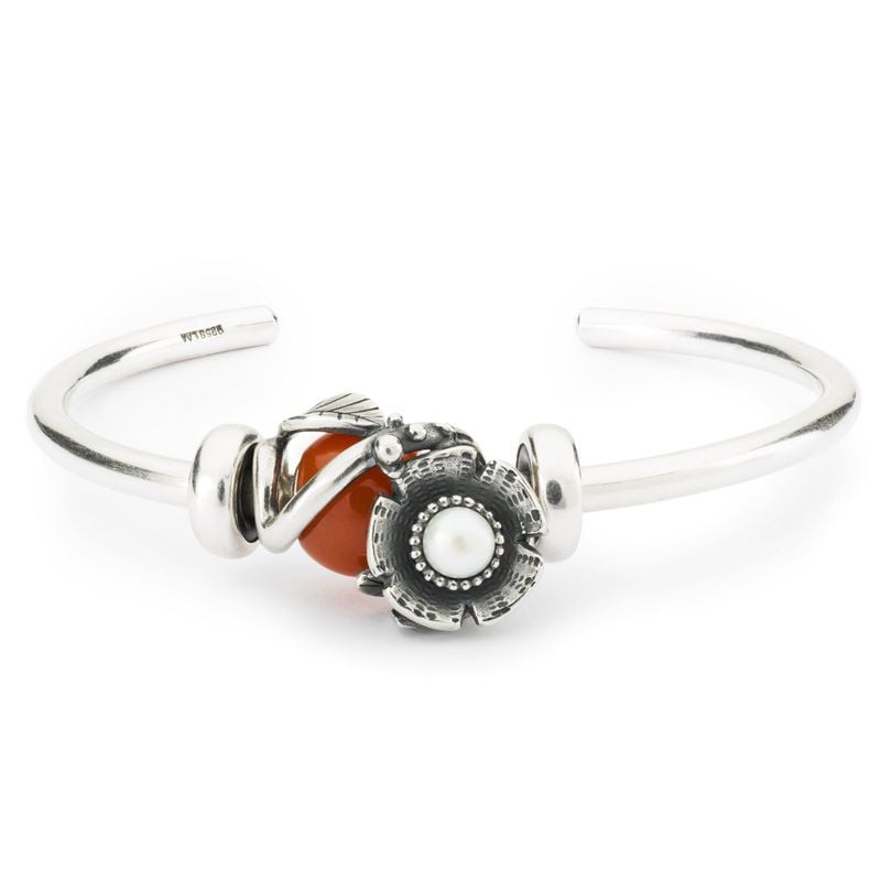 Perle Trollbeads Fleur Argenté en argent 925, présentée sur un bracelet, ambiance élégante et chaleu