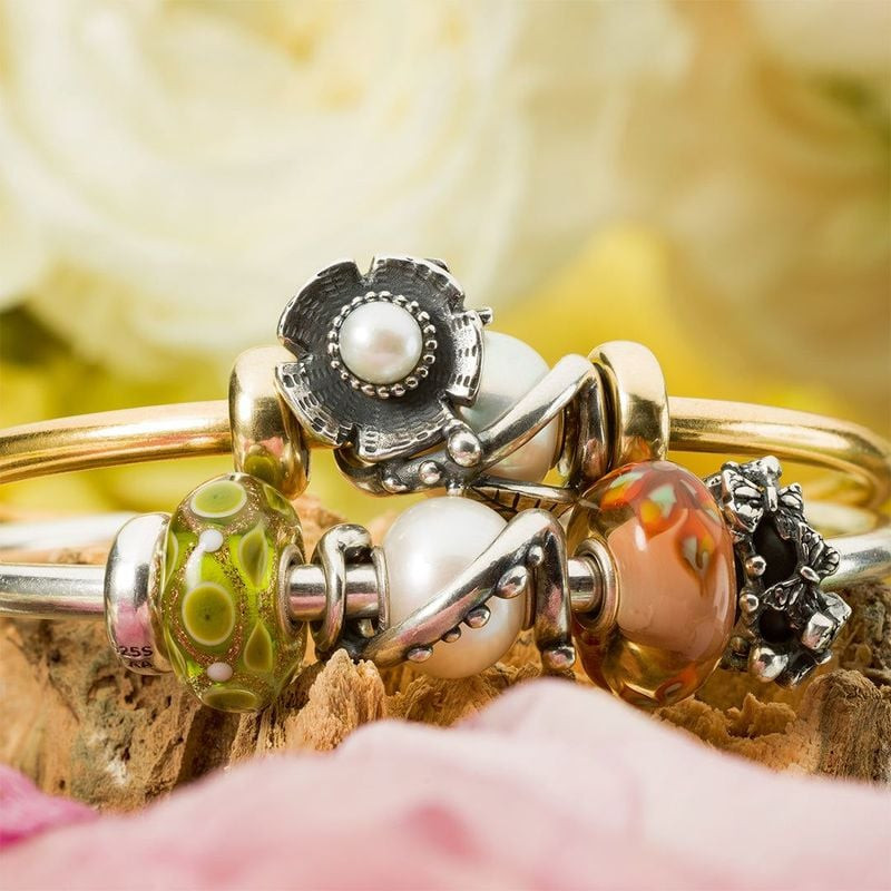 Perle Trollbeads Fleur Argenté en argent 925 avec cadre floral ouvragé, image d’ambiance élégante