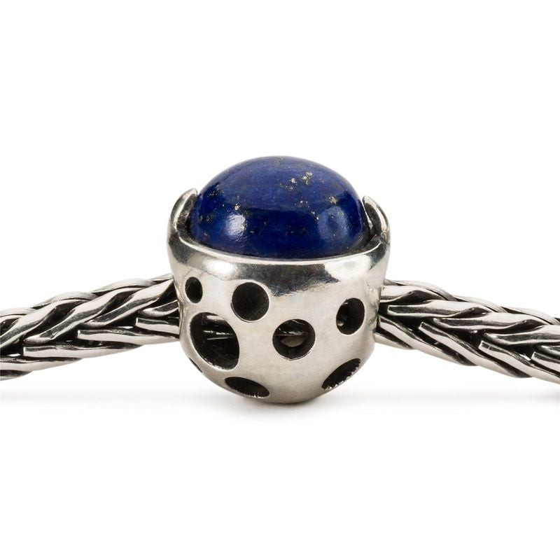 Perle TROLLBEADS Berceau de la Connaissance présentée sur une chaîne de bracelet Trollbeads en argen