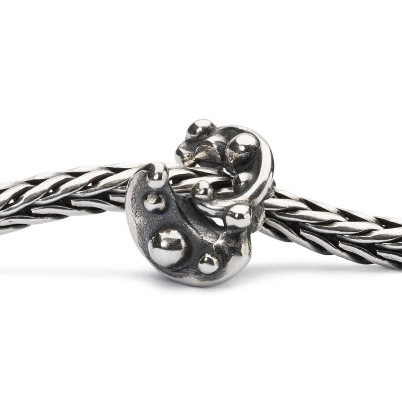 Charm Trollbeads Rêve nocturne Argenté sur bracelet, ambiance étoilée évoquant les rêves