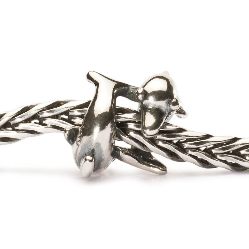Charm TROLLBEADS Dauphins joueurs finement ouvragé sur une chaîne en argent.