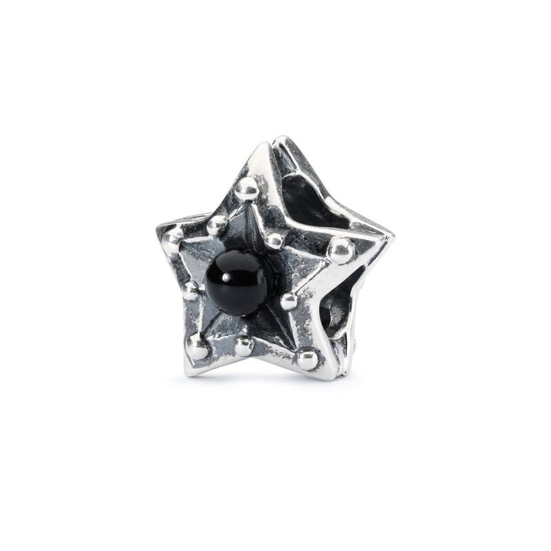Perle Trollbeads Étoile de la pureté en argent sterling avec un onyx noir poli au centre sur fond bl
