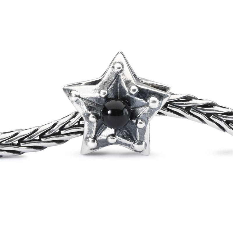 Gros plan de la perle étoile Trollbeads Étoile de la pureté avec onyx noir poli au centre sur chaîne