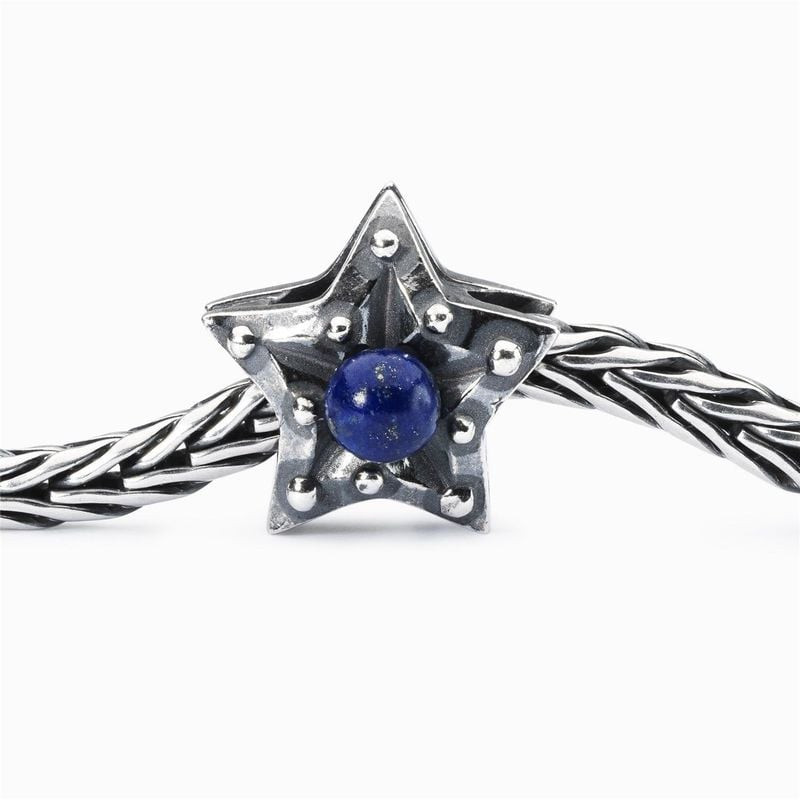 Vue détaillée de la Perle Trollbeads Étoile de la Force Argenté Bleu en argent 925 avec lapis-lazuli