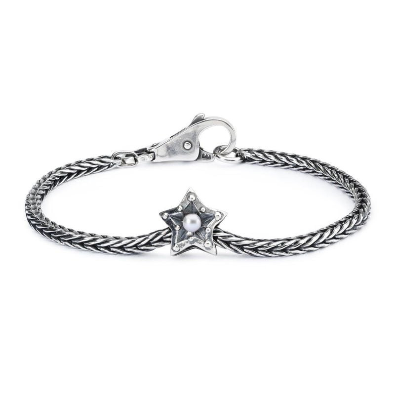 Perle TROLLBEADS Étoile de la concentration sur un bracelet en argent.
