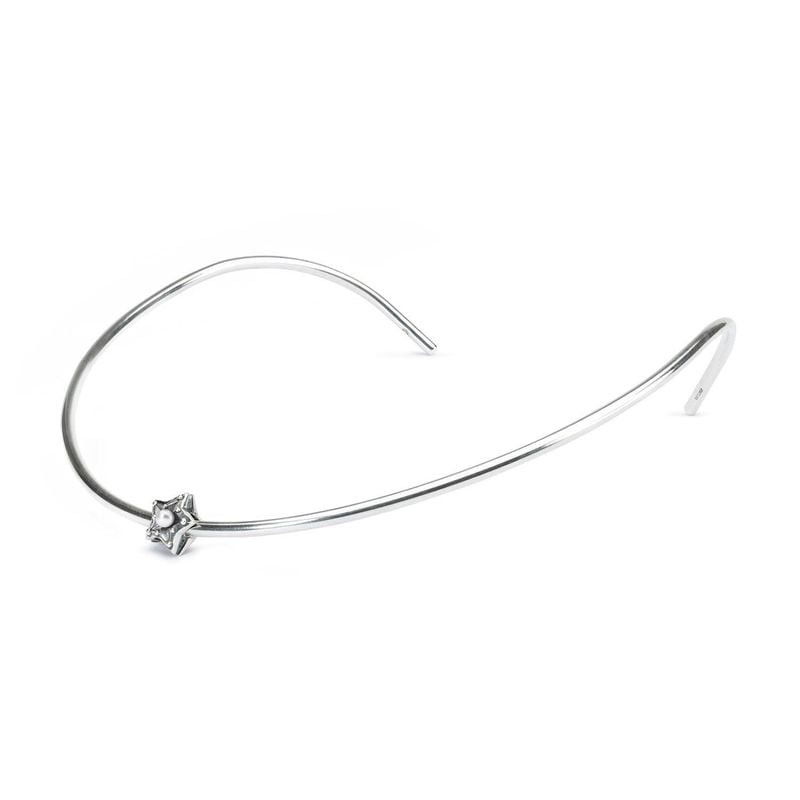 Perle TROLLBEADS Étoile de la concentration portée en pendentif sur un collier en argent.