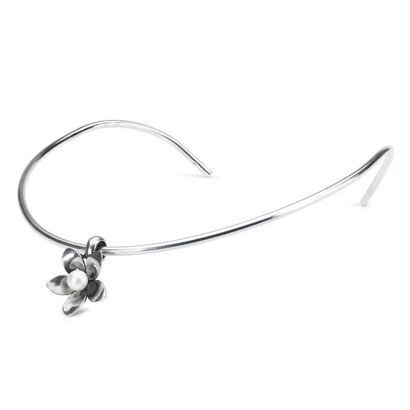 Perle Intercalaire Trollbeads Anémone Argenté présentée dans une ambiance élégante et naturelle.