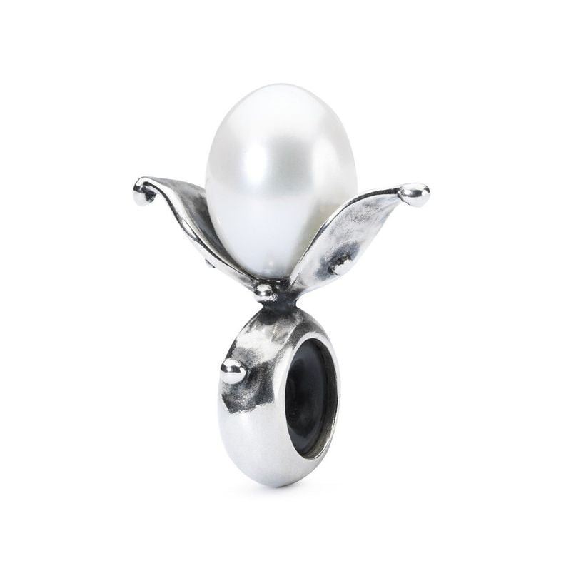 Gros plan de l'arrêtoir TROLLBEADS Perle fleurie montrant le design de pétales en argent autour d'un