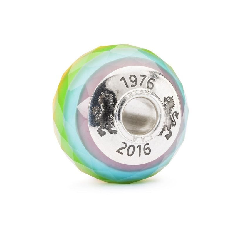Vue de face de la perle Trollbeads Célébrer la vie en verre facetté arc-en-ciel, noyau argent gravé 