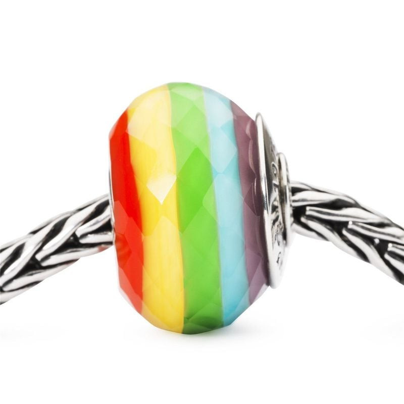 Perle de verre arc-en-ciel Trollbeads Célébrer la vie enfilée sur une chaîne Trollbeads tressée en a