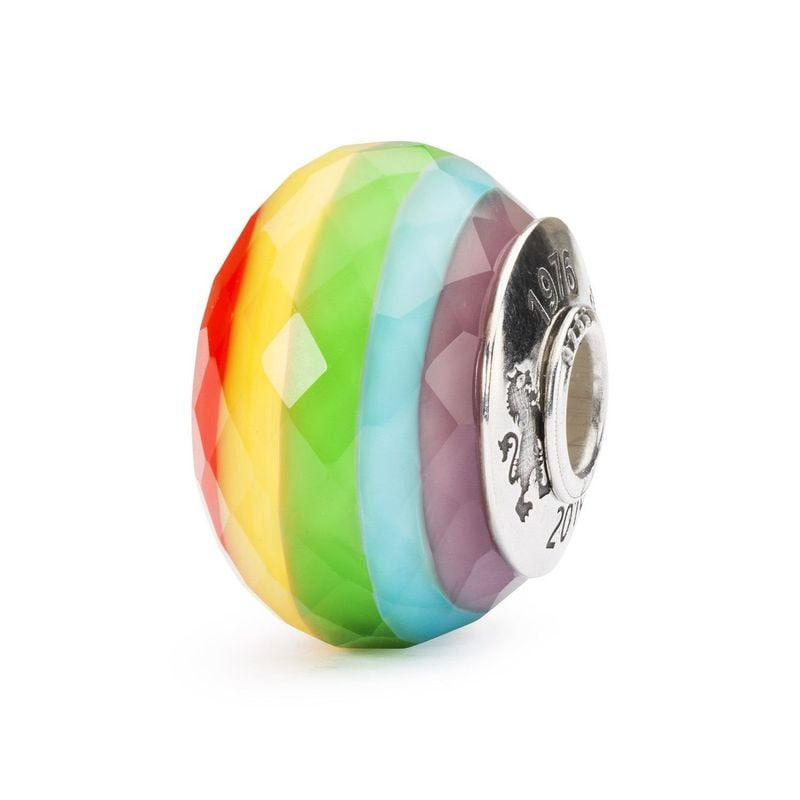 Vue de côté de la perle Trollbeads Célébrer la vie, rayures arc-en-ciel rouge, jaune, vert, bleu, vi