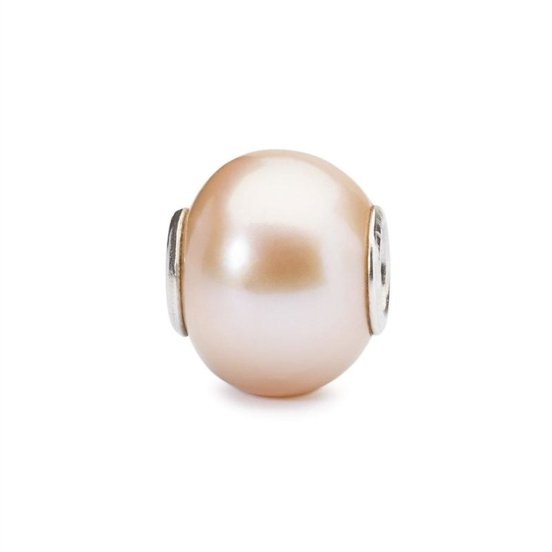 Charm Trollbeads Perle Rose en perle de culture d'eau douce rose avec cœur en argent 925 sur fond bl