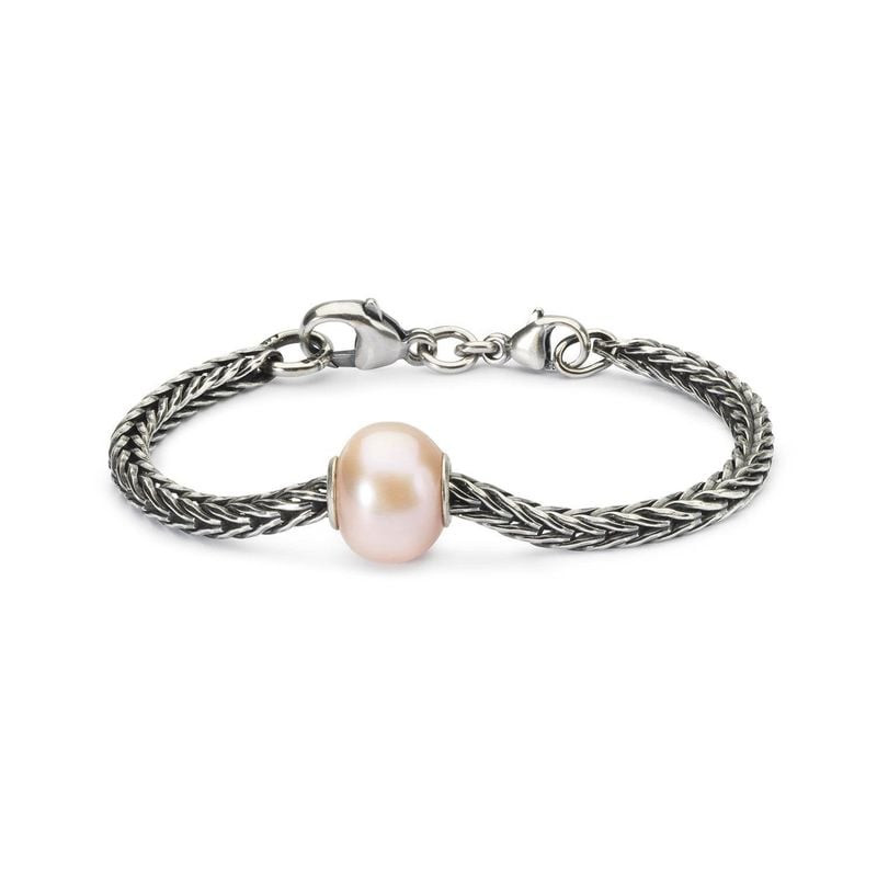 Charme perle rose Trollbeads monté sur un bracelet Trollbeads en argent sterling tressé avec fermoir