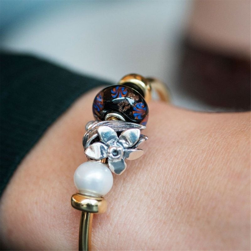 Perle Trollbeads Ronde Perle de Culture Blanche sur un bracelet en argent, ambiance élégante et lumi