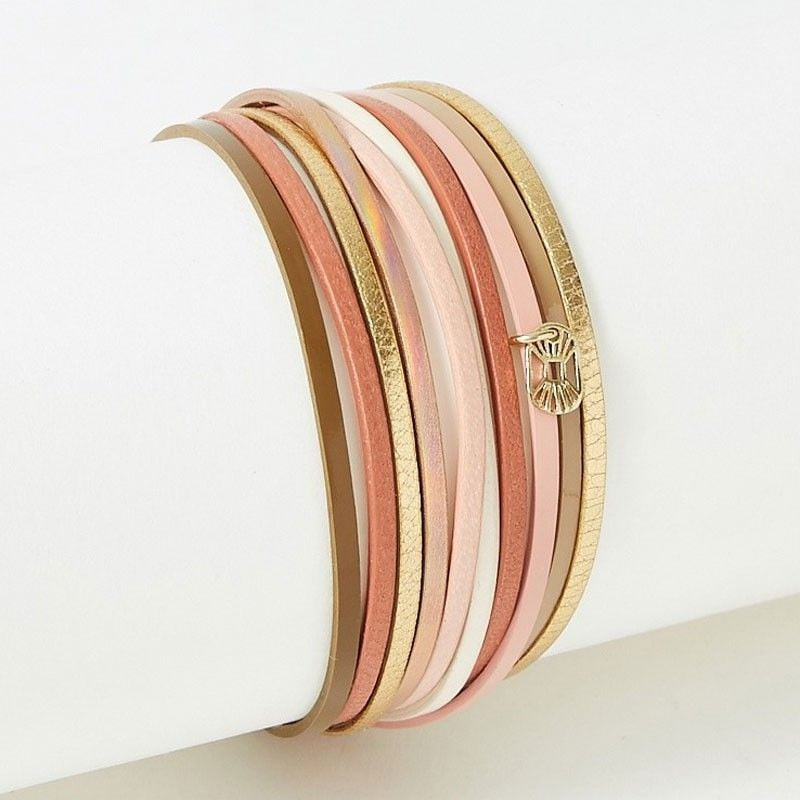 Bracelet Malicieux Let It Be sur présentoir blanc, liens superposés en cuir rose, doré et blanc