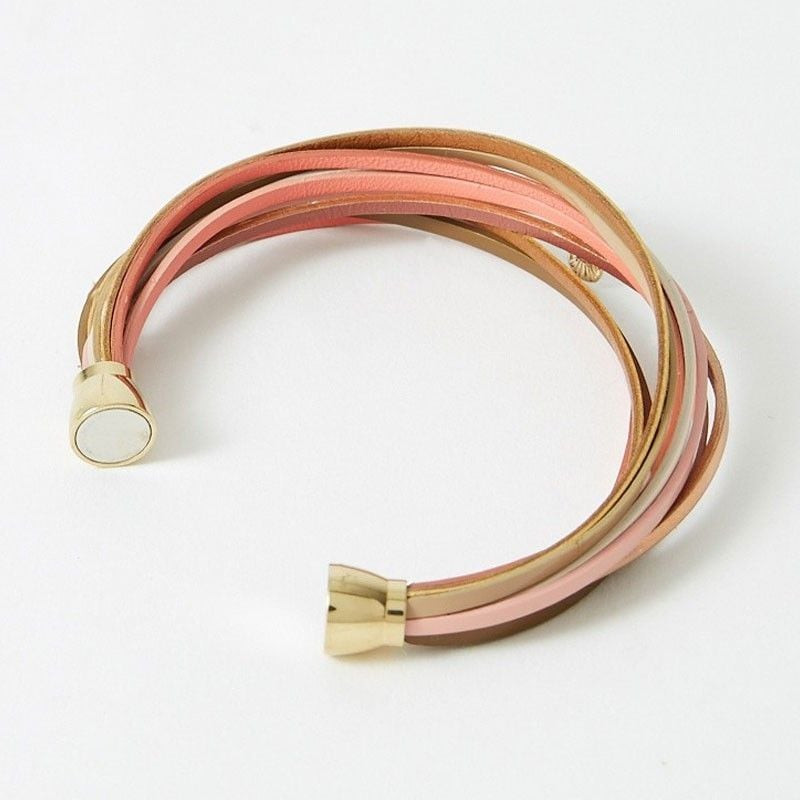Bracelet Malicieux Let It Be ouvert, fermoir magnétique doré puissant et liens de cuir superposés
