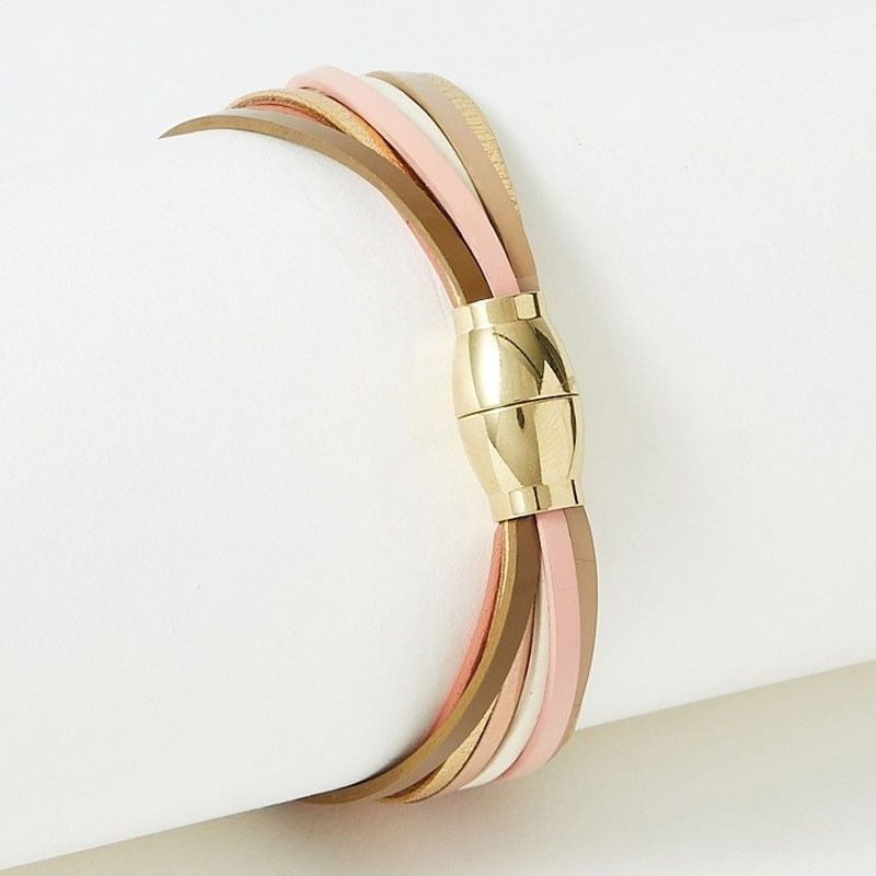 Gros plan du fermoir aimanté doré du bracelet Malicieux Let It Be avec des liens en cuir rose, doré 