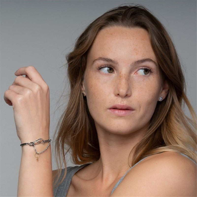 Chaînette de sécurité Trollbeads Argenté fixée sur un bracelet, protégeant les perles avec élégance