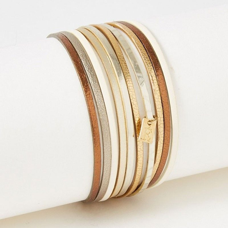 Bracelet Malicieux My Way T1 enroulé autour d'un support blanc, montrant des liens superposés en cui