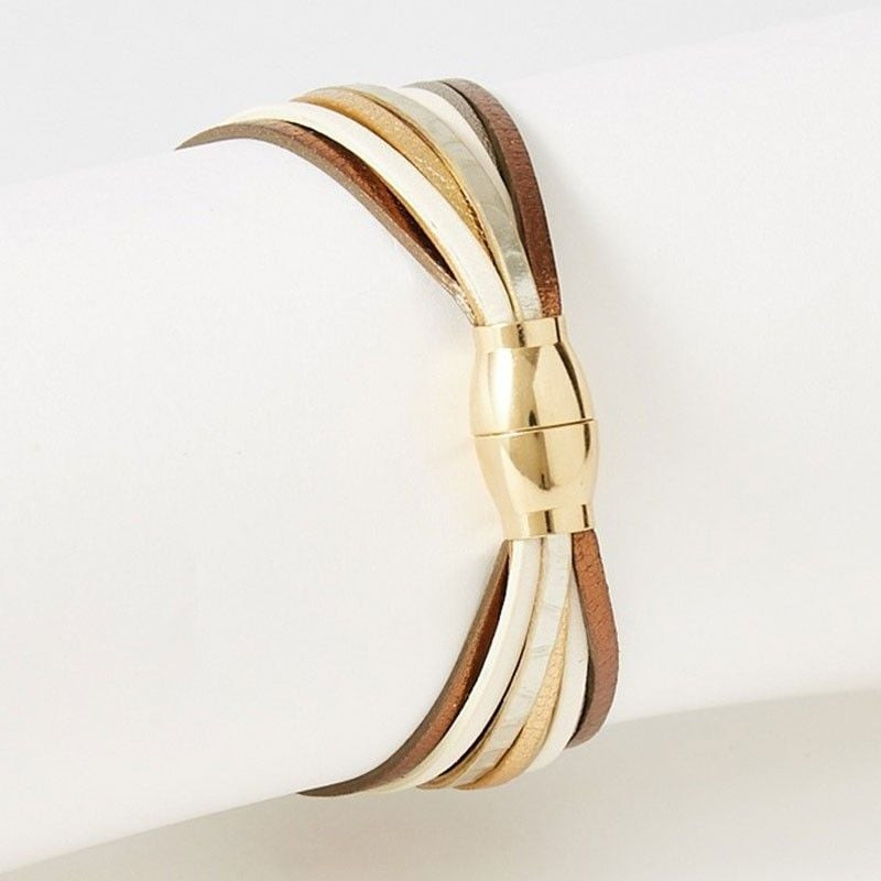 Fermoir aimanté doré du bracelet Malicieux My Way T1 sur un rouleau blanc, avec liens en cuir marron