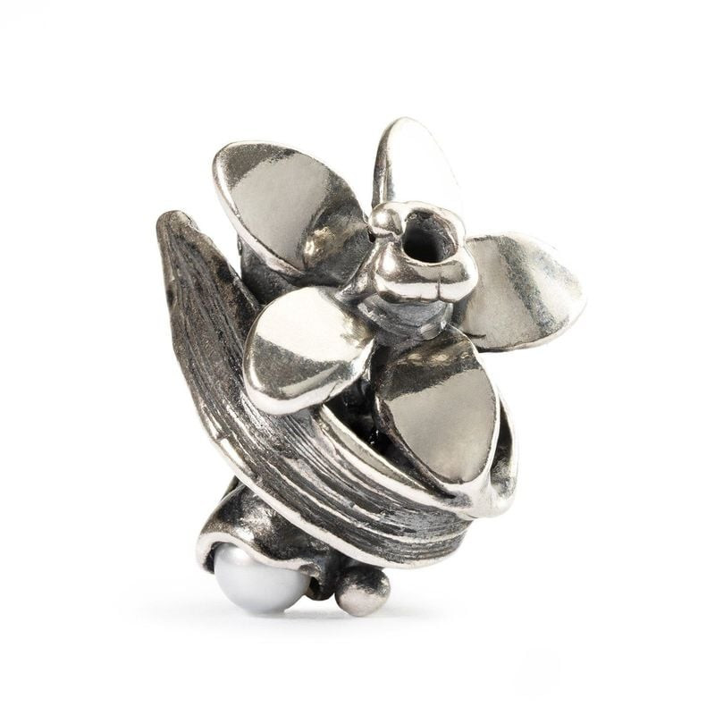 Packshot de la perle Trollbeads Fleurs de naissance Narcisse Argenté en argent sterling 925