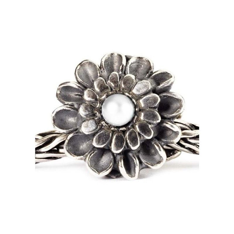 Perle Trollbeads Chrysanthème de novembre en argent avec fleur et perle centrale blanche sur bracele