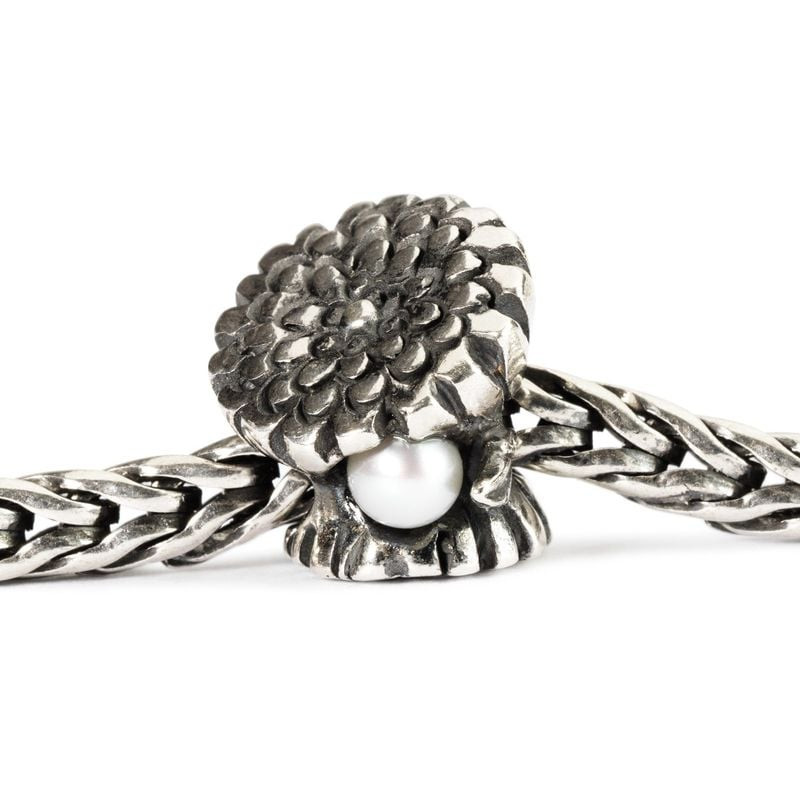 Perle de charme Trollbeads Souci d'octobre Fleur Argenté Blanc, packshot sur fond blanc.