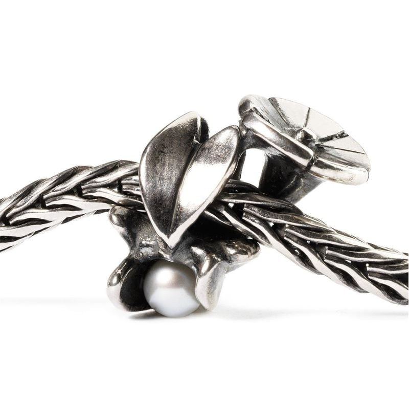 Charm Trollbeads Liseron de Septembre Argenté présenté dans une ambiance élégante et raffinée