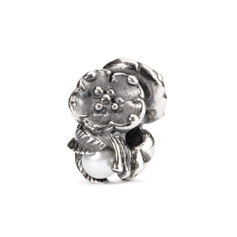 Breloque Trollbeads Nerprun de mai en argent avec motif floral et perle d'eau douce blanche, vue de 