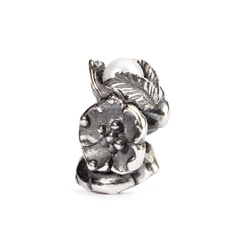 Breloque Trollbeads Nerprun de Mai en argent, perle d'eau douce blanche sertie dans un motif floral,