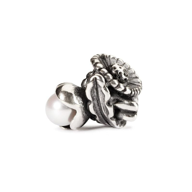 Vue de profil du charm Trollbeads Marguerite d'avril en argent, montrant sa tête de marguerite et sa