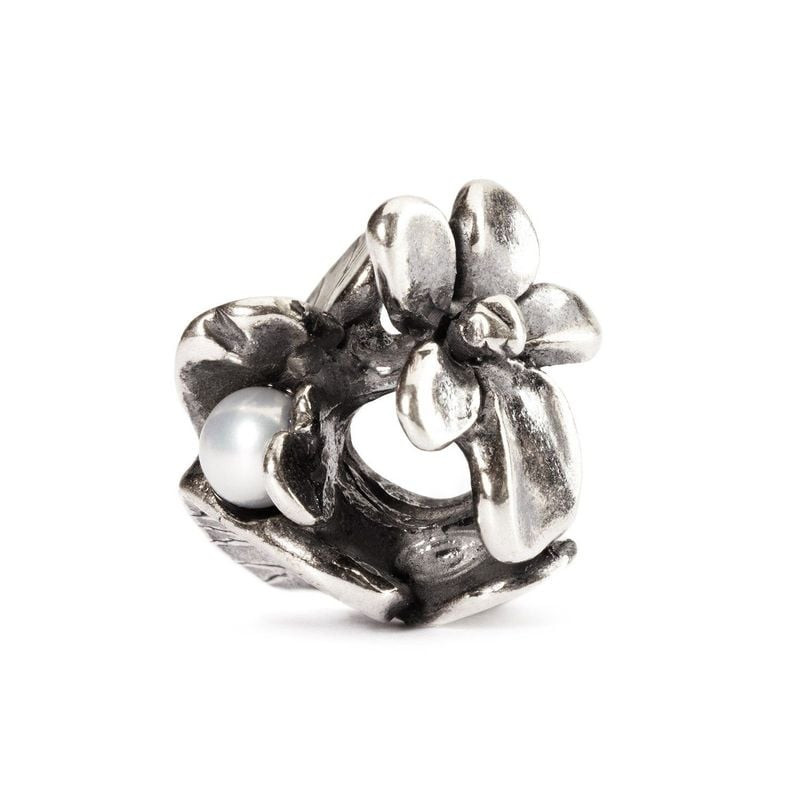 Perle Trollbeads Violette de Février en argent sterling avec perle de culture d'eau douce sur fond b