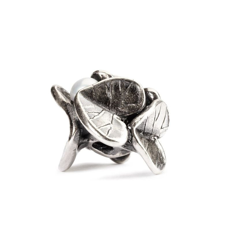 Détail en gros plan du charm Trollbeads Violette de Février montrant feuilles d'argent gravées et pe