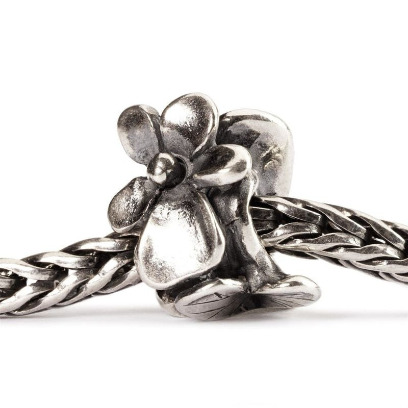 Perle Trollbeads Violette de Février en argent enfilée sur une chaîne de bracelet tressée Trollbeads