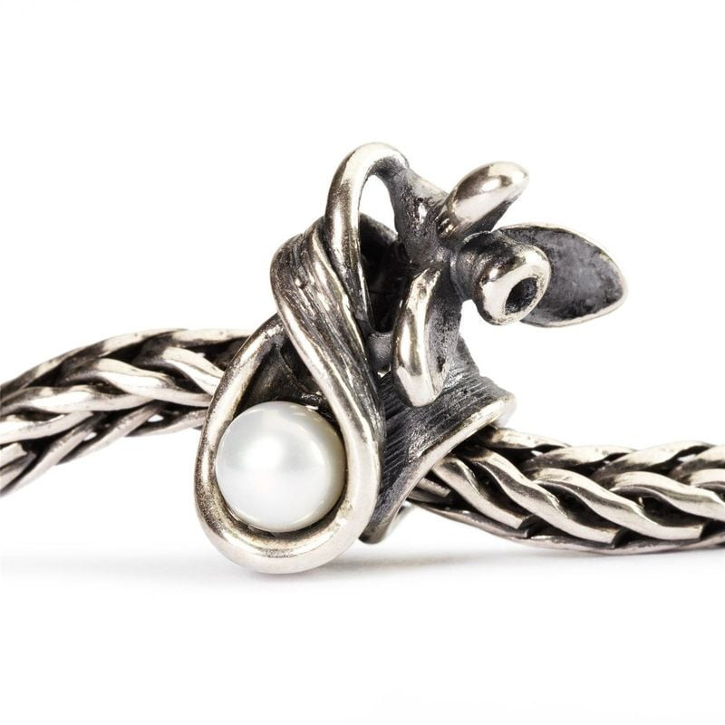 Charme Perce-neige de janvier Trollbeads enfilé sur un bracelet Trollbeads en argent massif 925 tres