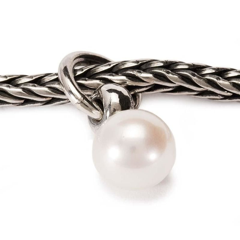 Pendentif Trollbeads Perle Ronde Argenté Blanc porté sur bracelet, ambiance élégante et lumineuse