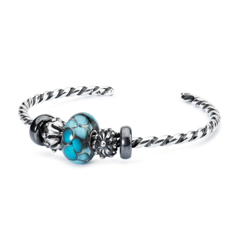 Packshot du Bracelet Trollbeads Jonc Torsadé Argenté en argent sterling 925, vue de face sur fond ne