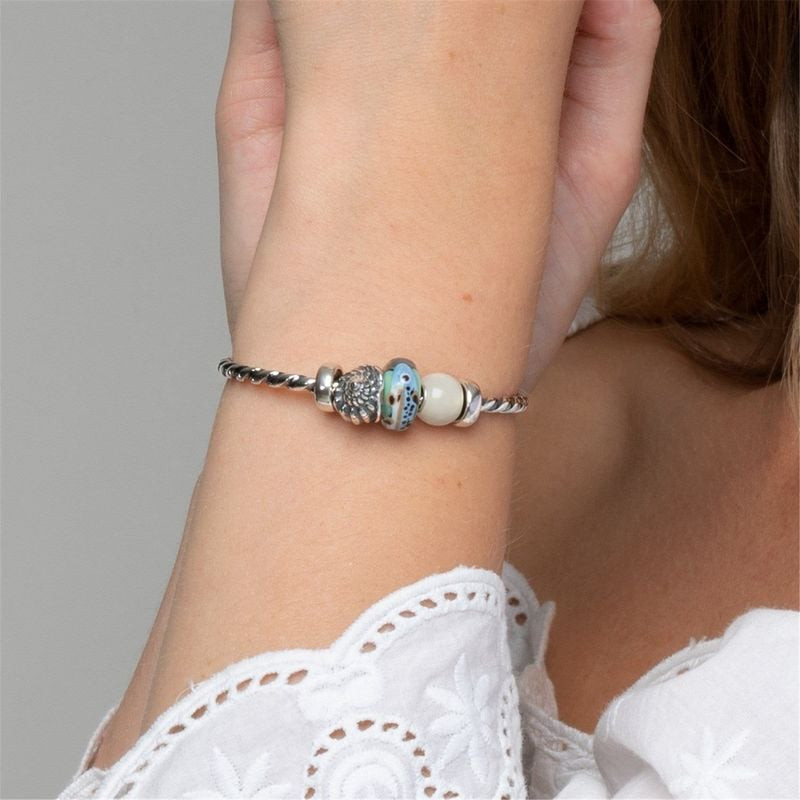 Bracelet Trollbeads Jonc Torsadé Argenté porté au poignet, élégance intemporelle.