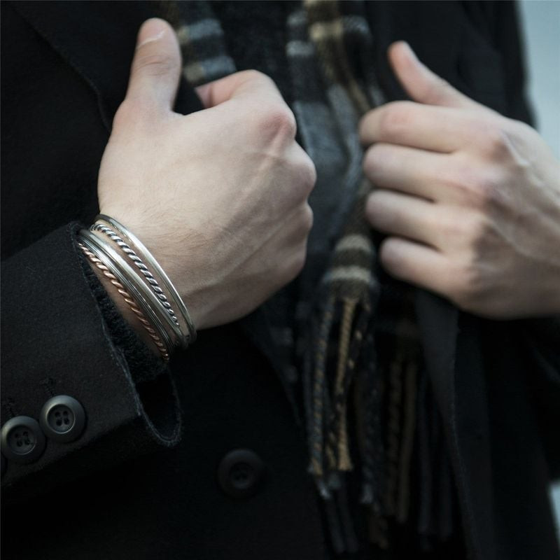 Bracelet Trollbeads Jonc Torsadé Argenté porté au poignet, style élégant et décontracté