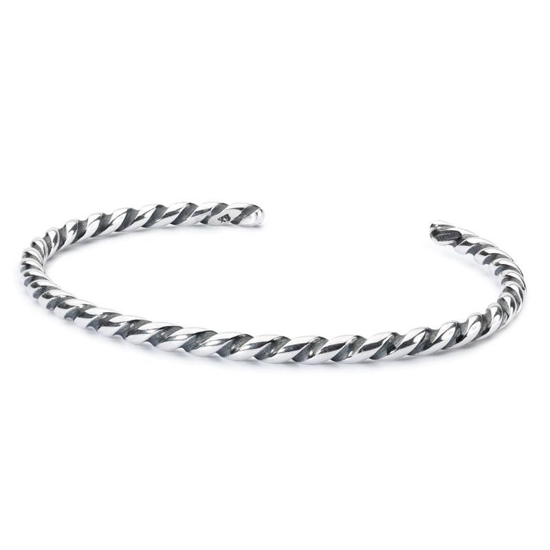 Jonc torsadé argenté Trollbeads XS présenté ouvert sur fond blanc, design de jonc ouvert en argent 9