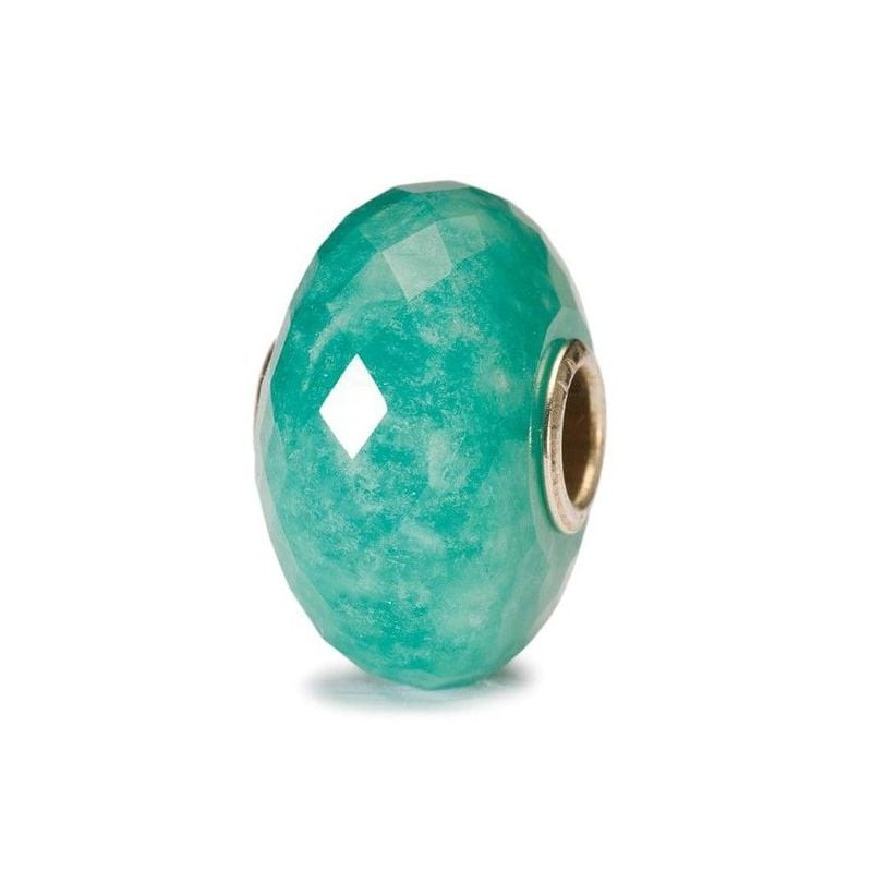 Perle Trollbeads Amazonite, pierre naturelle facettée bleu-vert avec cœur en argent, isolée sur blan