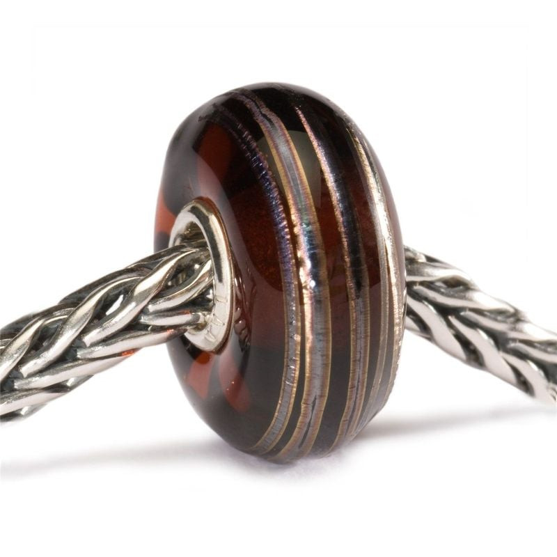Perle Trollbeads Fil d'or en verre brun enfilée sur une chaîne Trollbeads en argent sterling tressé,