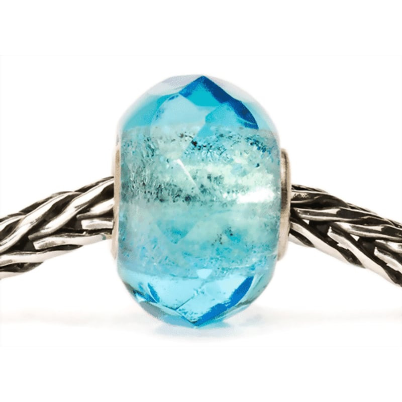 Perle Charm Trollbeads Prisme Verre Turquoise Clair en verre facetté sur bracelet, éclat lumineux