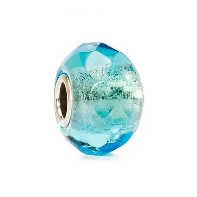Packshot du Charm Trollbeads Prisme Verre Turquoise Clair, perle en verre facetté sur argent 925.