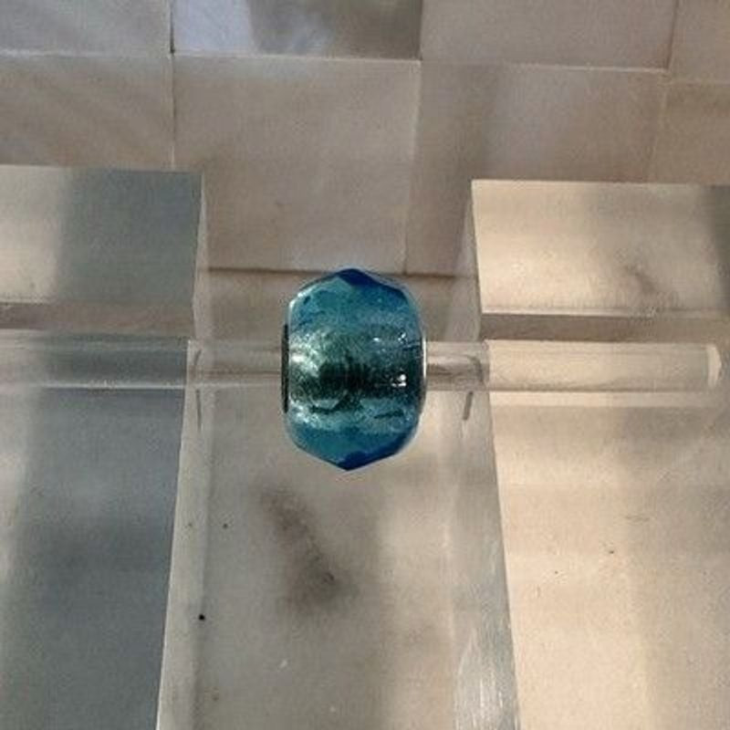 Charm Trollbeads Prisme Verre Turquoise Clair en verre facetté, reflets lumineux sur un bracelet Tro