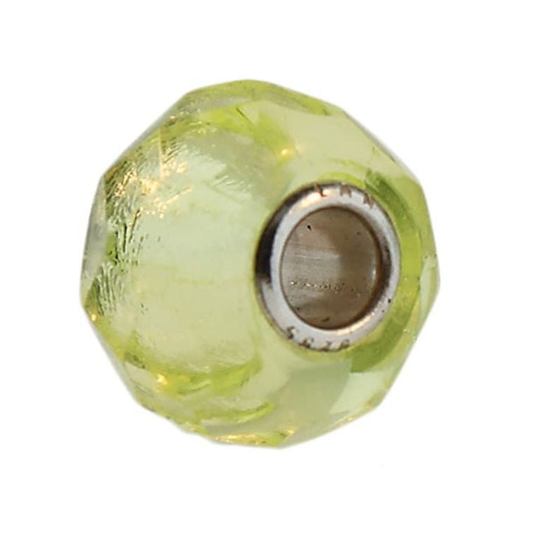 Gros plan sur la perle en verre facetté Trollbeads Prisme citron, montrant son âme en argent sterlin