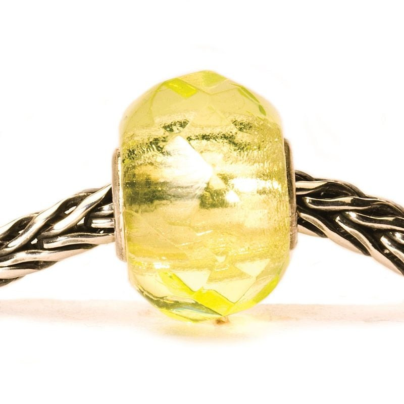 Perle Trollbeads Prisme citron en verre vert lime enfilée sur un bracelet Trollbeads en argent, écla